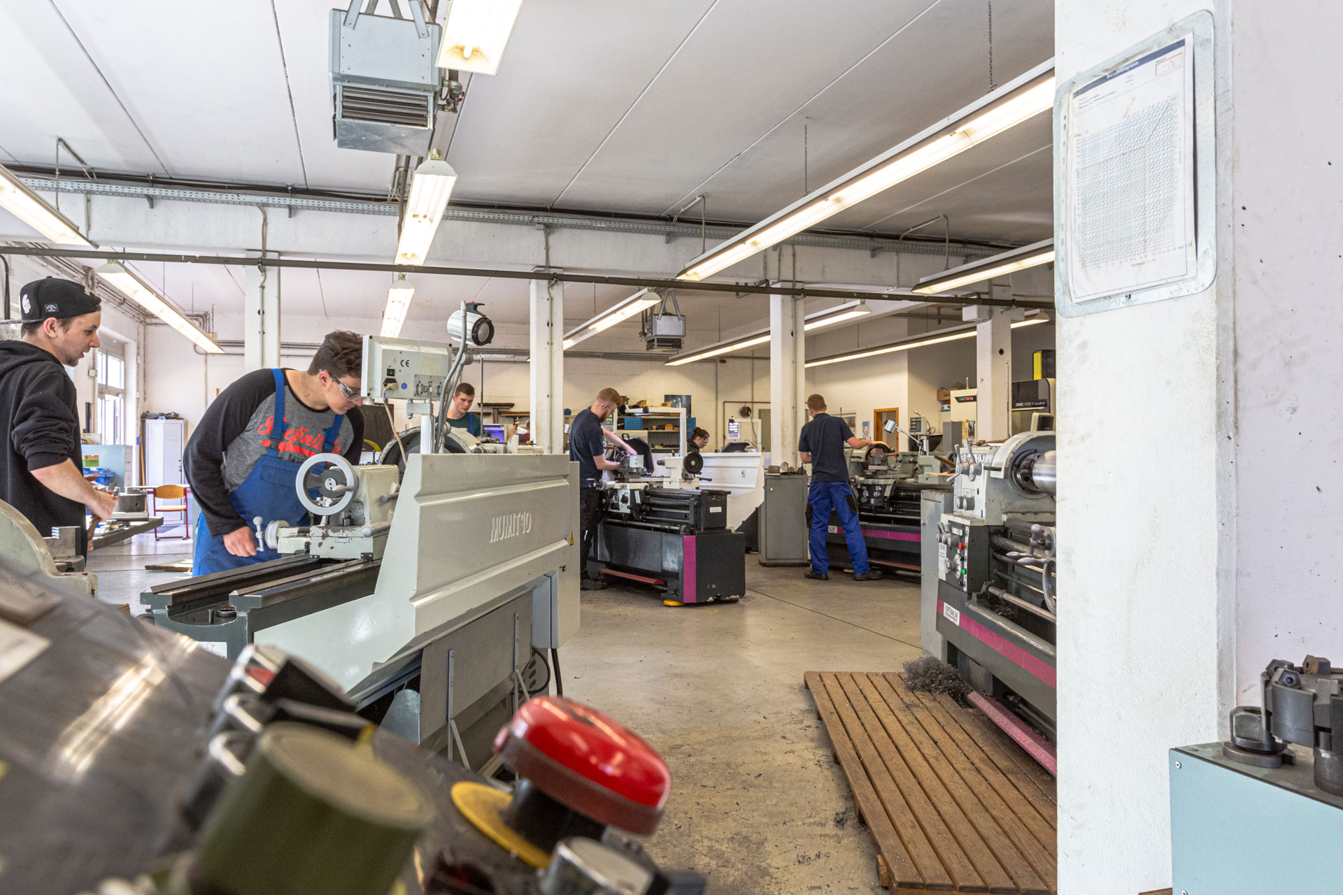 Header Berufliche Ausbildung Werkhalle BTZ Thale Auszubildende Maschinenpark