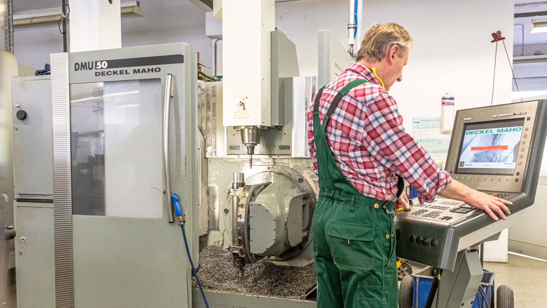 Meisterschule Angebote Header DMU 50 Deckel Maho Maschine mit Mann