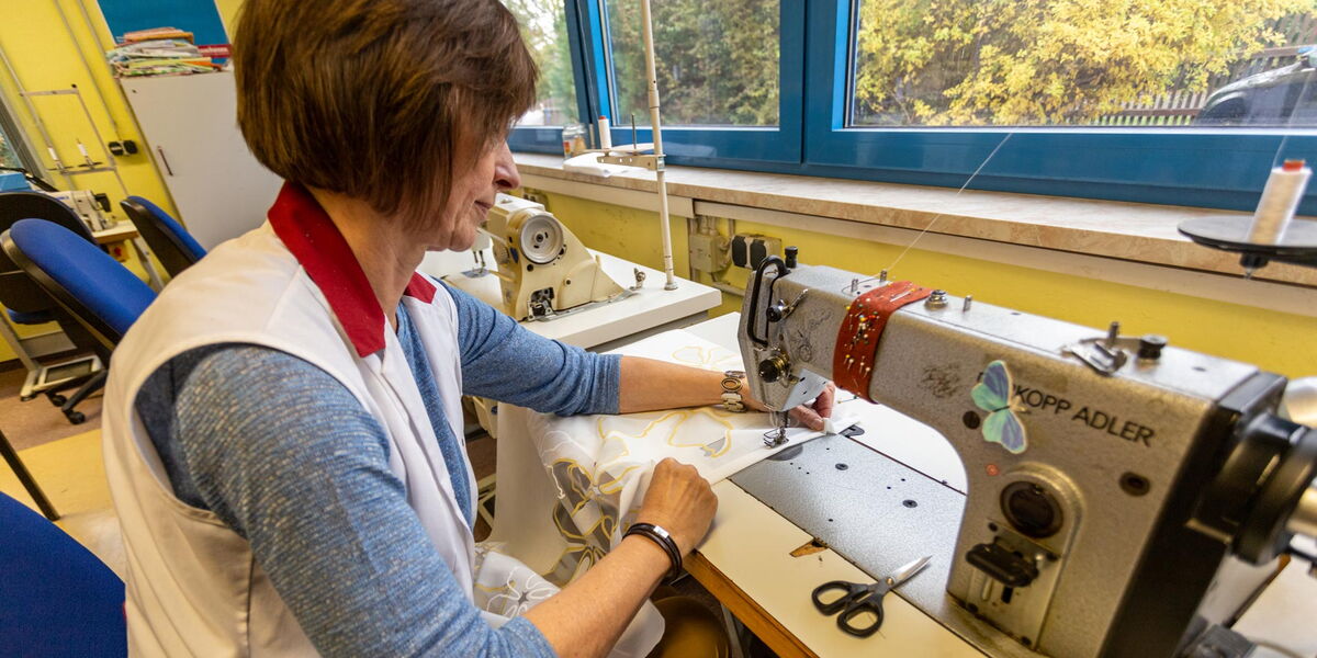 Nähkurs Annegret Parsch Annegret Parsch an Nähmaschine