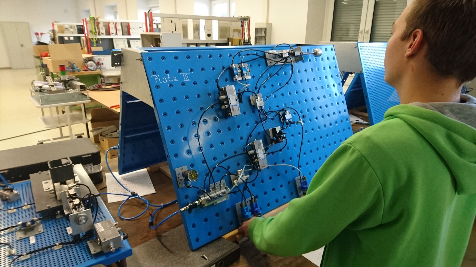 Azubi Elektrotechnik Auszubildender an Elektrotechnik Baukasten