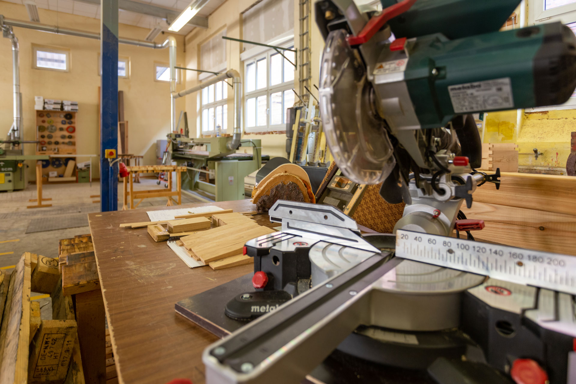 Holzwerkstatt Thale BTZ Produktion Holzschneiden Sägen Fräsen Kleben