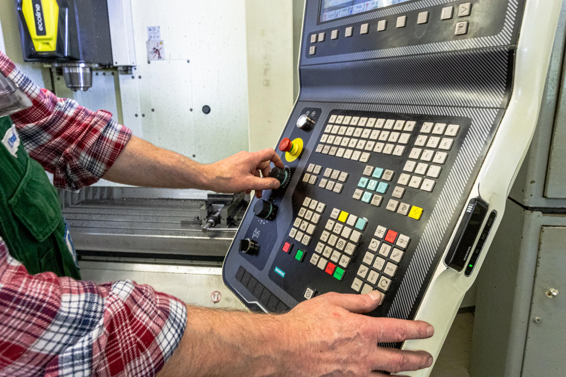 Maschine Knöpfe Bedienung Metallverarbeitung Lehrling BTZ Thale