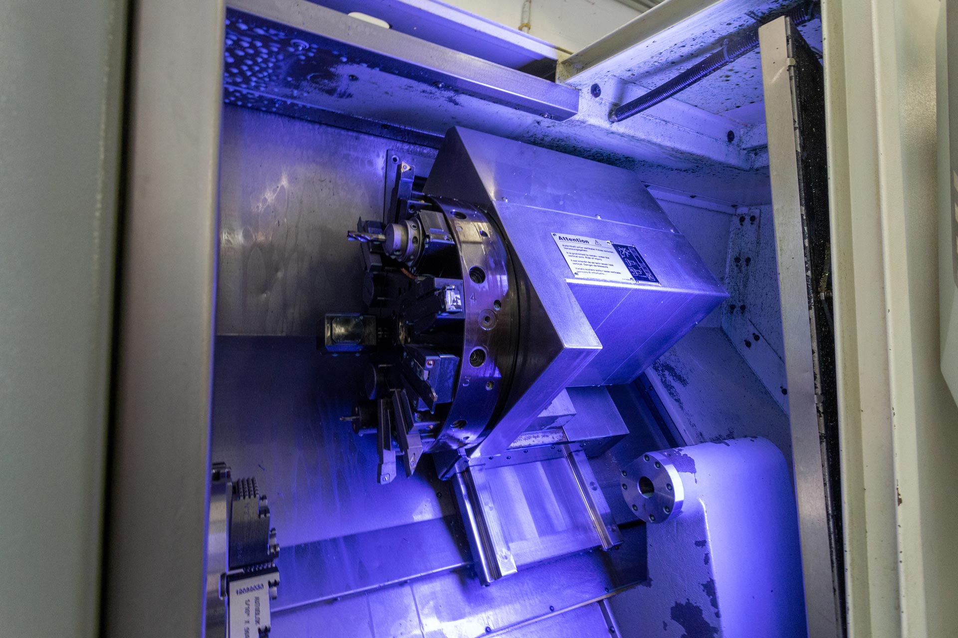 Metallbearbeitung Maschine Innenansicht Lichtspiel BTZ Thale Bildung