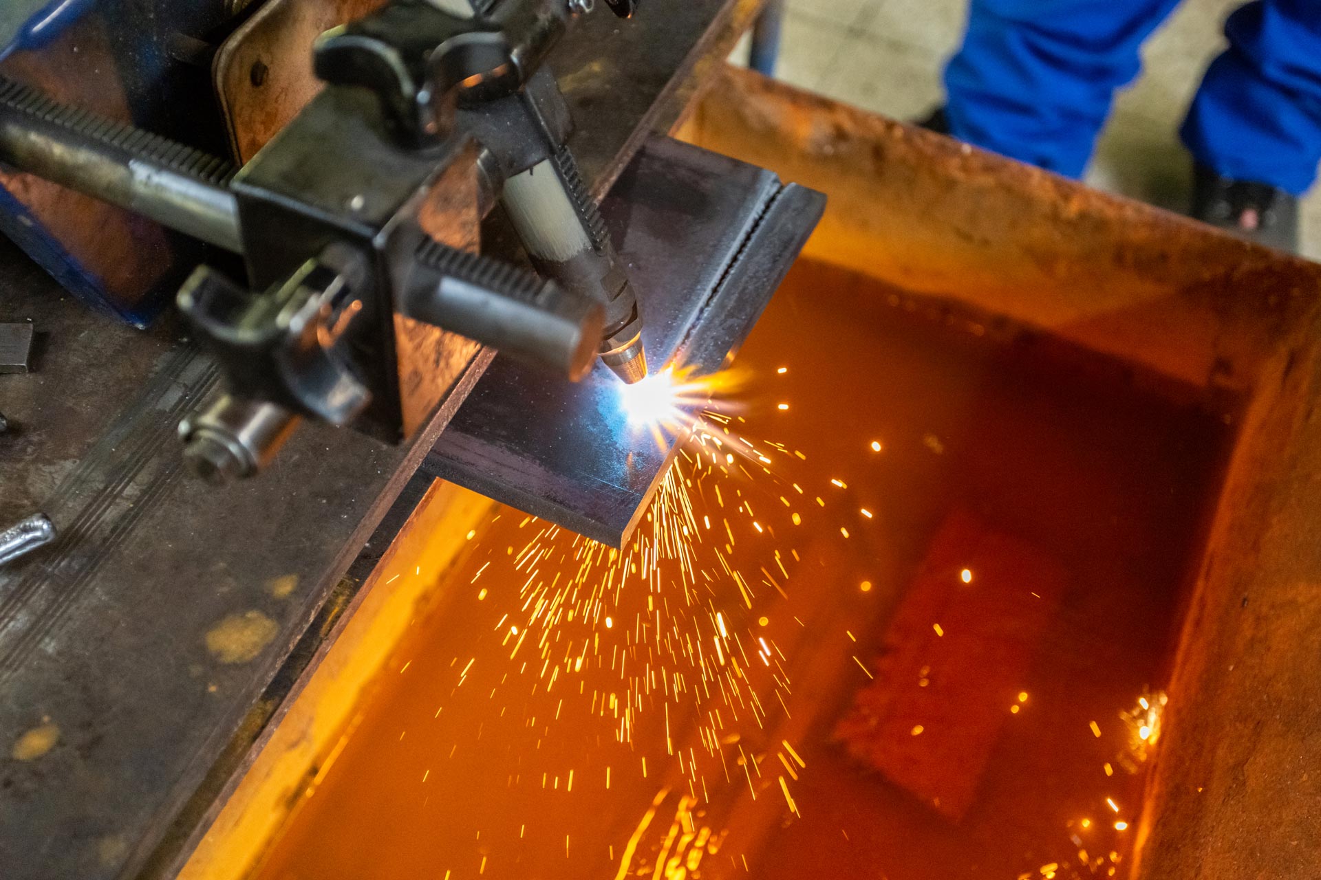 Trennschweißen an Metallplatte BTZ Thale